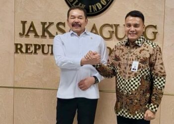 Jaksa Agung RI ST Burhanuddin salam Komando dengan Dr. Barita Simanjuntak (f: istimewa)
