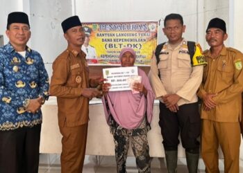 Penghulu Sungai Bakau Supianto secara langsung membagikan BLT tahun anggaran 2025 kepada Masyarakat penerima bantuan tersebut (Iwandi)