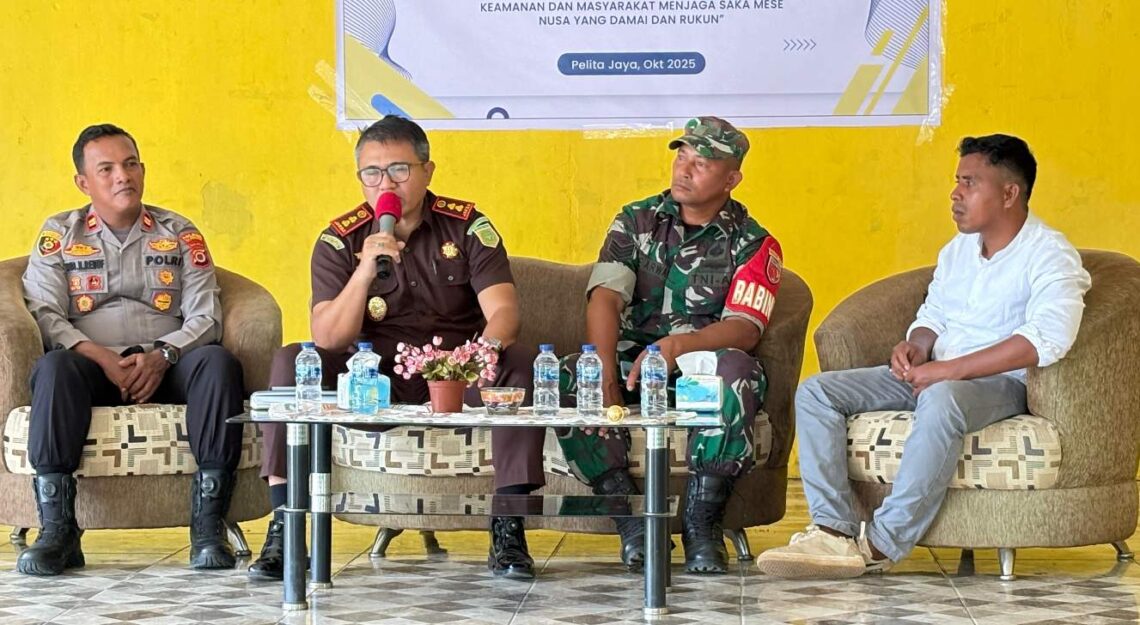 Kajari SBB Berikan Penyuluhan Hukum Gratis kepada Mahasiswa KKN Unpatti