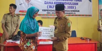 Tekan Angka Kemiskinan, Kepenghuluan Sungai Nyamuk Salurkan BLT ke 45 Warga Kurang Mampu
