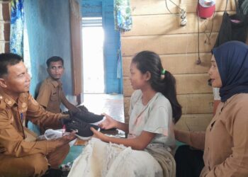 Penghulu Sungai Bakau Berikan Sepatu Baru, Kayla Kurniati Merasa Bahagia