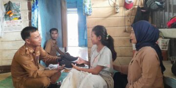 Penghulu Sungai Bakau Berikan Sepatu Baru, Kayla Kurniati Merasa Bahagia