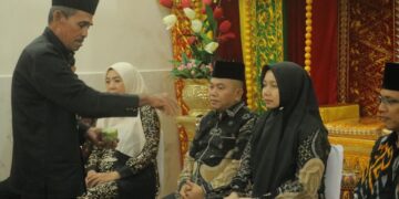 Kajari Abdya Beserta Istri di Sambut Pemkab dengan Prosesi Peusijuk