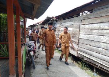 Kadis Perkim Tinjau Lokasi Pembangun Perumahan di Kecamatan Sinaboi (f: Iwandi)