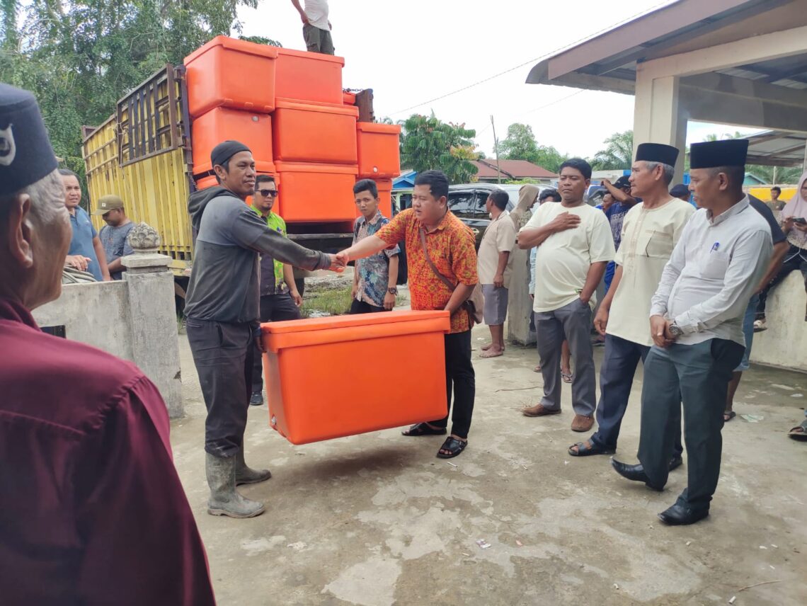 DPRD Rohil H.Ijas Kori Beri Bantuan 100 Unit Fiber ke Masyarakat