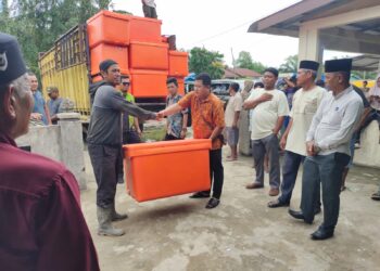 DPRD Rohil H.Ijas Kori Beri Bantuan 100 Unit Fiber ke Masyarakat 