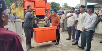 DPRD Rohil H.Ijas Kori Beri Bantuan 100 Unit Fiber ke Masyarakat 