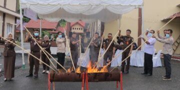 Kejari Abdya Musnahkan 56 Barang Bukti dari 14 Perkara yang Telah Inkracht