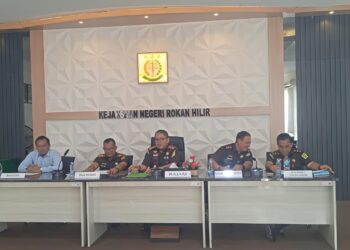 Kajari Rohil Khaidir SH., MH.,didampingi para Kasi gelar konferensi pers (f: istimewa)