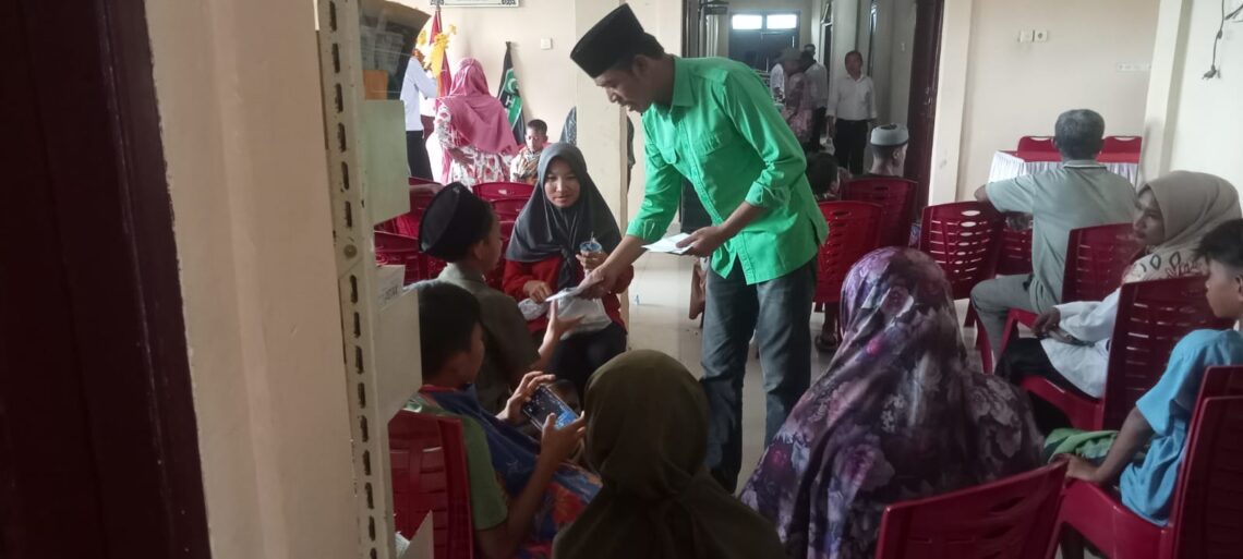 Penghulu Sinaboi Berikan Santunan pada Acara Khitanan Massal