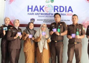 Peringati Hari Korupsi Sedunia, Kejari Rohil Bagikan Sticker Anti Korupsi di sejumlah Kantor dan Dinas (f: istimewa)