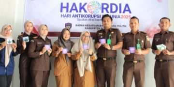 Aksi edukatif, Kejari Rohil Bagikan Sticker Anti Korupsi di Beberapa OPD