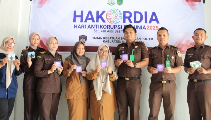 Peringati Hari Korupsi Sedunia, Kejari Rohil Bagikan Sticker Anti Korupsi di sejumlah Kantor dan Dinas (f: istimewa)