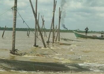 Saat dikonfirmasi, Kabid Tangkap Kelautan dan Perikanan Provinsi Riau berjanji akan membantu masalah Perizinan Usaha Bubu tiang (f: Hendri)