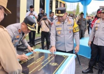 Kapolda Riau tampak sedang menandatangani Prasasti MPP Presisi Polres Rohil (f: istimewa)