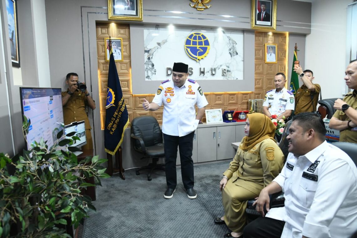 Bupati Kasmarni Pantau Langsung Inovasi Dishub & Kunjungi Armada Baru