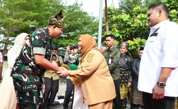 Bupati Kasmarni Sambut Kedatangan Danrem 031 Wira Bima di Makodim