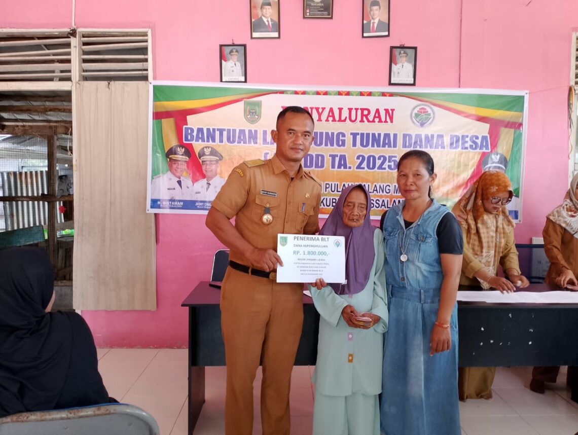 Kepenghuluan Pulau Halang Muka Salurkan BLT Desa ke 30 KPM