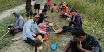 Penghulu Supianto Bersama Masyarakat Gotong royong Perbaiki Jalan Berlubang 