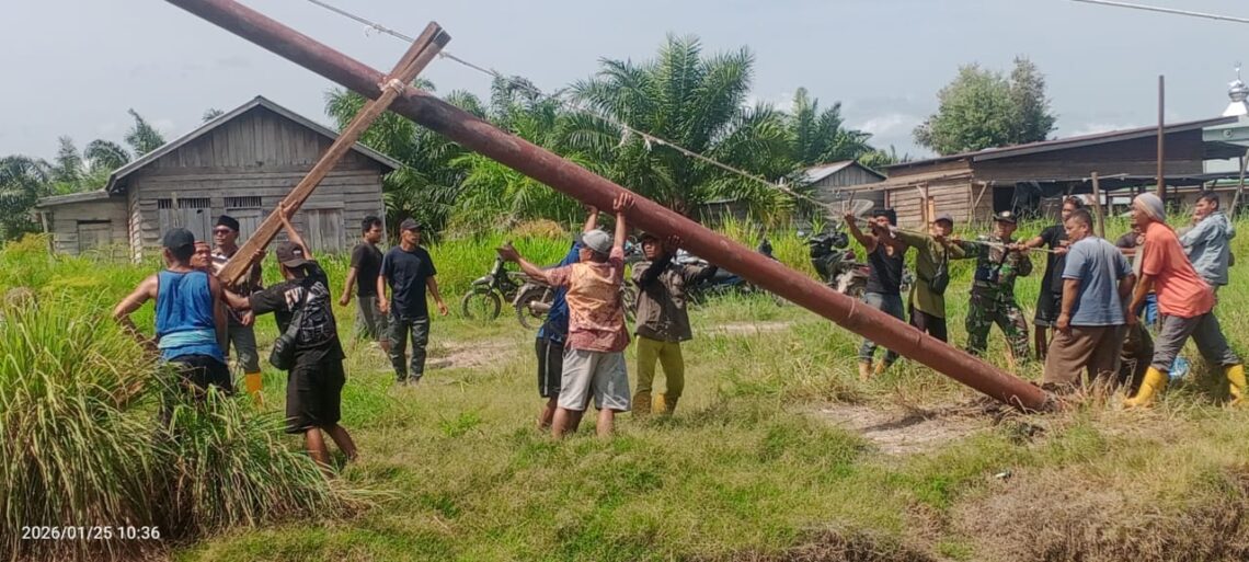 Masyarakat Kepenghuluan Darussalam Gotong Royong Mendirikan Tiang Listik