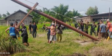 Masyarakat Kepenghuluan Darussalam Gotong Royong Mendirikan Tiang Listik
