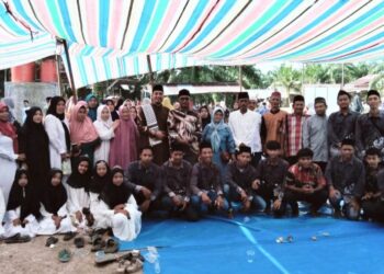 Usai kegiatan Isra' Mikraj, Pj. Penghulu Syafri photo bersama dengan Masyarakat (Iwandi)