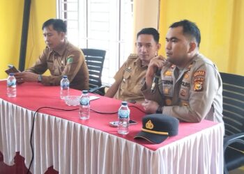 Kapolsek Sinaboi tampak sedang memberikan Pemaparan khusus terkait pencegahan Karhutla  (f: Iwandi)