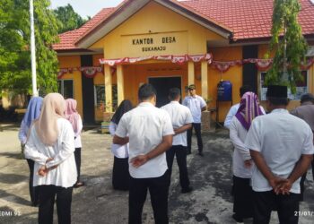 Pimpin Apel Pagi, Pj Kepala Desa Sukamaju Tekankan Disiplin & Semangat Kerja