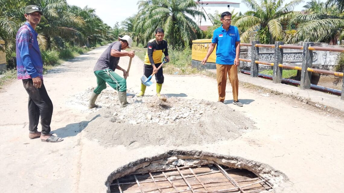 Pj. Penghulu Raja Bejamu Ajak Para Staf dan Masyarakat Perbaiki Jembatan