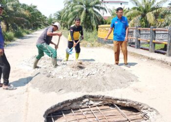 Pj. Penghulu Raja Bejamu Ajak Para Staf dan Masyarakat Perbaiki Jembatan