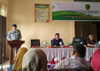 Salah satu Nara sumber (Asuar) memberikan pengarahan dalam kegiatan Musrembang Tingkat Kecamatan Sinaboi (Iwandi)