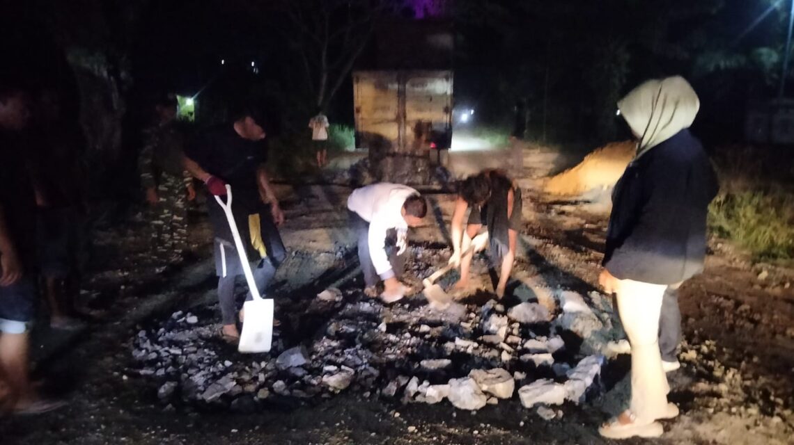 Camat Sinaboi Pimpin Gotong royong Perbaikan Jalan Lintas Kecamatan