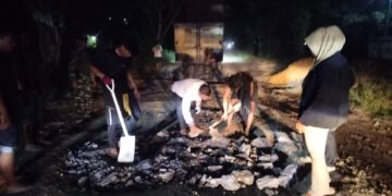 Camat Sinaboi Pimpin Gotong royong Perbaikan Jalan Lintas Kecamatan