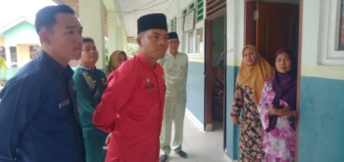 Sekretaris Disdikbud Rohil Riwansyah Sidak SDN 002 Raja Bejamu