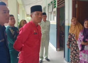 Dapat Laporan dari Masyarakat Kepsek Jarang Masuk, Sekretaris Disdikbud Riwansyah Sidak SDN 002 Raja Bejamu (Iwandi)