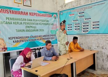 Penghulu Sinaboi, Rafika tampak sedang memberikan kata sambutan, hadir saat itu Sekcam Sinaboi, Muhtar S.Pd., Ketua BPKep Zulfikar dan kaur Keuangan Sinaboi, Nina Siahaan. (f: iswandi)