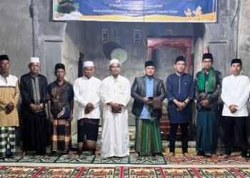Camat Sinaboi Andri Munawar di dampingi Sekcam dan Pj. Penghulu Raja Bejamu mengikuti kegiatan Nuzulul Qur'an di Masjid Nurul Iman (f: Iwandi)