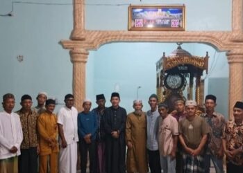 Usai Peringatan Nuzulul Qur'an, Jemaah Masjid Baitul Ibadah menyempatkan diri phot bersama dengan Camat Sinaboi Andri Munawar dan Pj.Penghulu Darussalam Syafri (f: Iwandi)