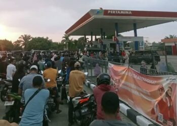 Dalam Seminggu ini, masyarakat Ibukota Kabupaten Rokan Hilir Bagansiapiapi Alami kelangkaan BBM jenis Pertalite. Iman: Tak Masalah harga Perliter Rp 20.000 asalkan ada. (f: Hendri)