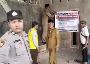 Pemerintah Kepenghuluan Sungai Nyamuk pasang Spanduk Peringatan Keras (f: Iwandi)