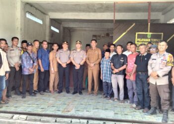 Usai kegiatan Silaturahmi FGD dan Colling Sistem, Kapolsek Sinaboi photo bersama dengan Penghulu Rafika dan Tokoh Masyarakat setempat (Iwandi)