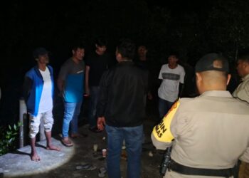 Saat melakukan razia, Tim Opsal Polsek Sinaboi satu persatu memeriksa para pemuda setempat, Didapati, Kondisi aman terkendali (Iwandi)