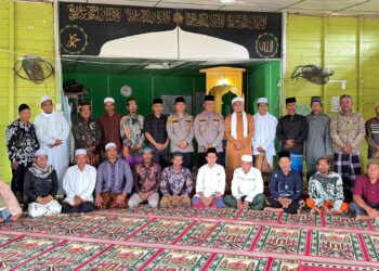 Usai Melaksanakan Ibadah Sholat Jumat, Kapolres Rohil dan jajaran photo bersama dengan para Tokoh Masyarakat Palika (f: Humas Polres Rohil)