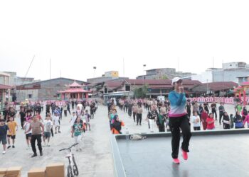 Senam pagi Sehat Tajaan Polres Rohil untuk membangun kembali hubungan emosional dengan masyarakat (f: SB)