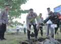 Peringati Hari Pohon Sedunia, Kapolres Rohil Tanam Pohon Bersama Upika