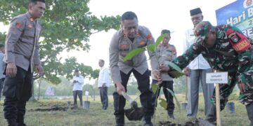 Peringati Hari Pohon Sedunia, Kapolres Rohil Tanam Pohon Bersama Upika