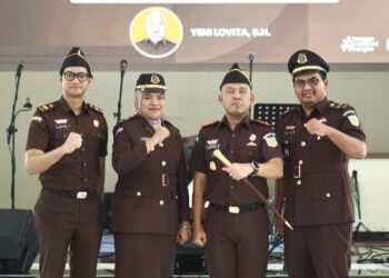 Kajari Rokan Hilir Firdaus SH., M.Hum., M.M.,M.I.Kom usai acara pelantikan dan Sertijab photo bersama dengan 2 pejabat eselon V di lingkungan Kejaksaan Negeri Rokan Hilir (f: Hendri)