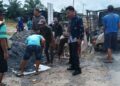 Penghulu Supianto Bersama Masyarakat Sungai Bakau Gotong Royong Perbaiki Jalan 