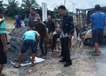 Penghulu Supianto Bersama Masyarakat Sungai Bakau Gotong Royong Perbaiki Jalan 