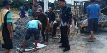 Penghulu Supianto Bersama Masyarakat Sungai Bakau Gotong Royong Perbaiki Jalan